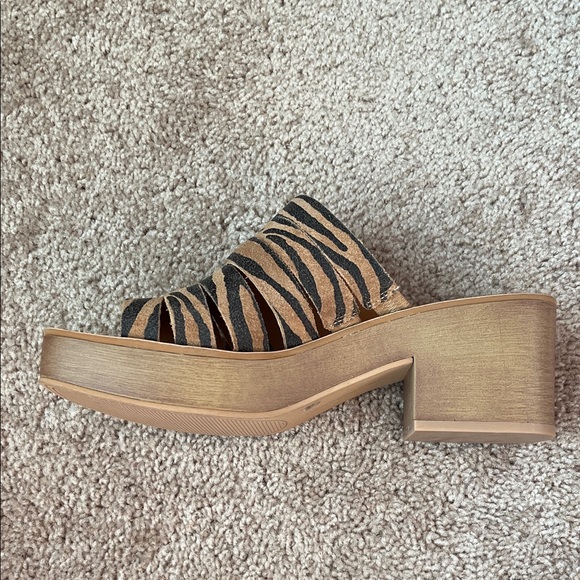 NWOT Lucky Brand Paydin Tiger Platform Mules - Picture 2 of 8